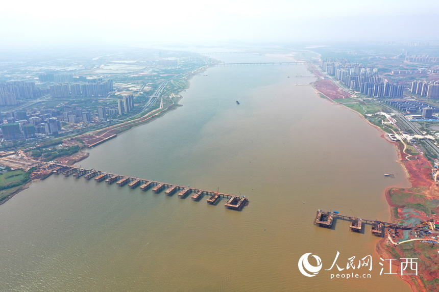 航拍九龍湖過江大橋，該橋是南昌第七座跨贛江通道。 人民網(wǎng) 時(shí)雨攝