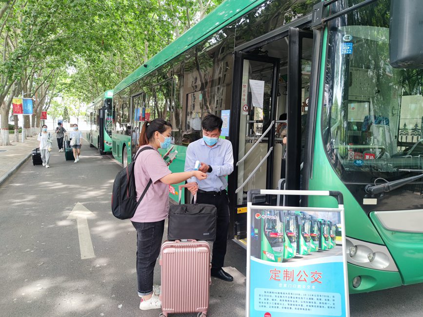 公交車從校園宿舍樓下出發(fā)，直達鄭州火車站和鄭州東站。崔晨攝