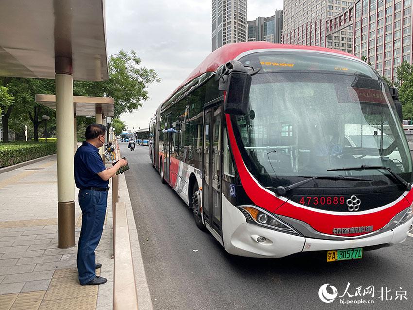 北京1路公交車駛進(jìn)八王墳西站，此前各路公交經(jīng)過(guò)該站時(shí)均甩站通過(guò)，今起該站回復(fù)正常上下客。人民網(wǎng) 尹星云攝