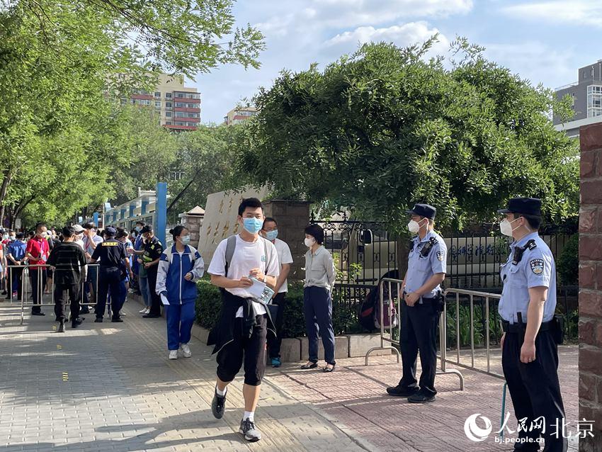 在中關村中學考點，考生們有序走入考點。人民網(wǎng) 董兆瑞攝