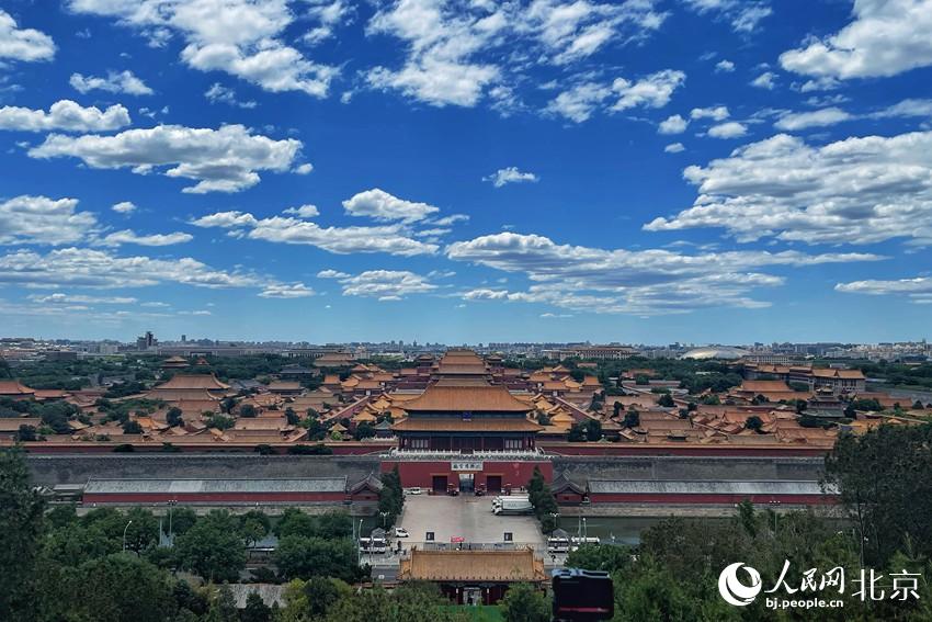 北京再現(xiàn)“高顏值”藍(lán)天白云。 人民網(wǎng) 池夢(mèng)蕊攝