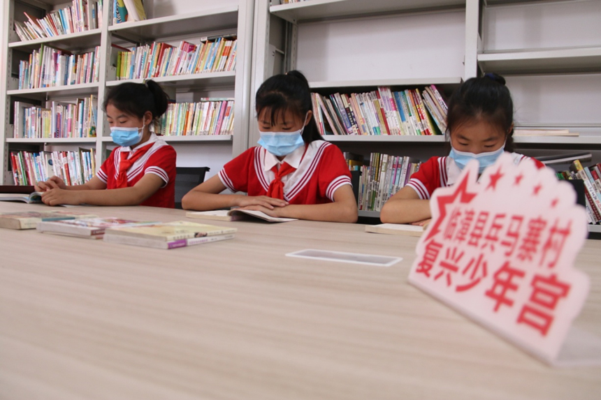 河北省臨漳縣柏鶴集鄉(xiāng)兵馬寨村復(fù)興少年宮，孩子們在閱覽室讀書。 申志好攝