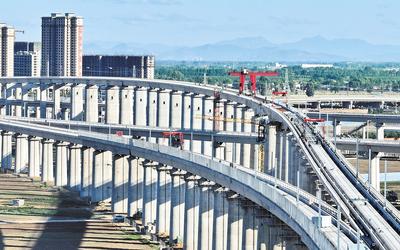 6月7日，工人在唐山市高新技術(shù)開發(fā)區(qū)境內(nèi)的京唐城際鐵路建設(shè)工地施工（無人機(jī)照片）。 新華社記者 楊世堯攝
