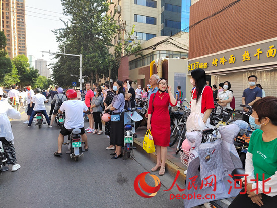 石家莊外國語學?？键c外送考的家長。人民網(wǎng) 祝龍超攝