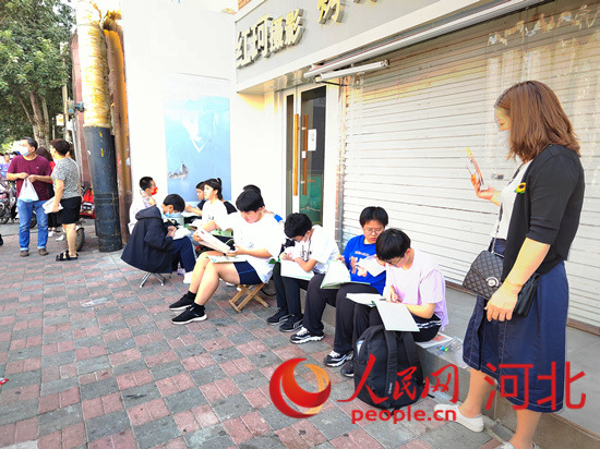 臨進考場，考生抓緊時間再復習一下。人民網(wǎng) 祝龍超攝