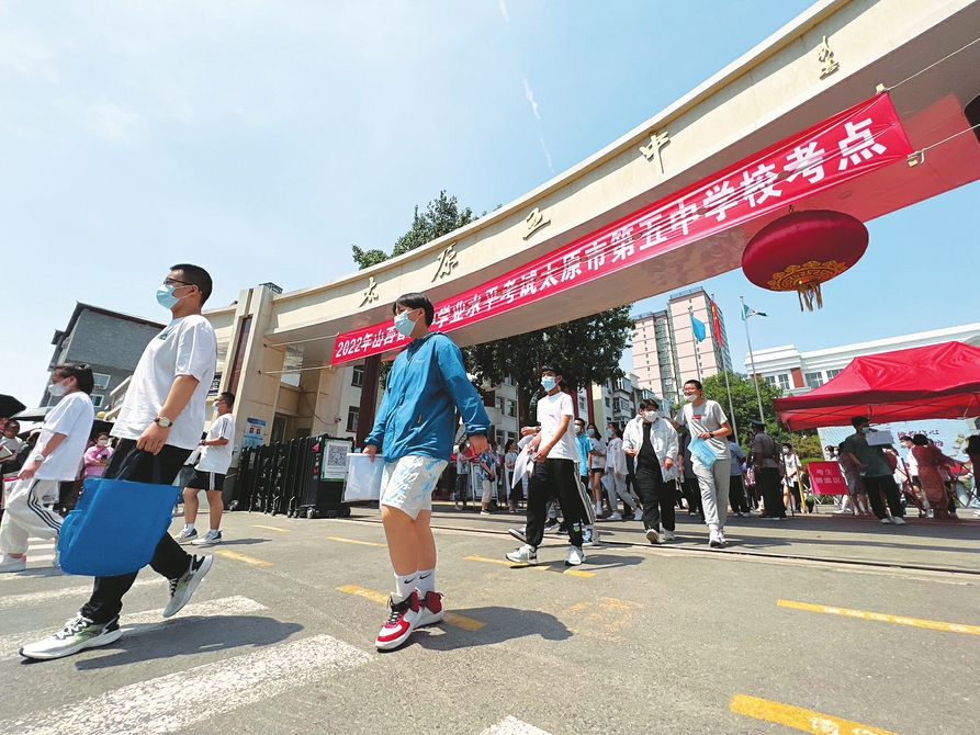 六月二十日，中考太原五中考點(diǎn)，完成首門考試的考生滿懷信心走出考場(chǎng)。記者李兆民攝