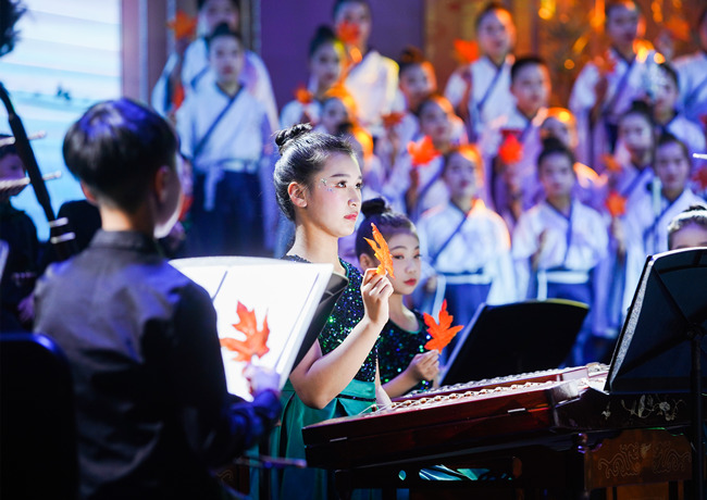 樂團(tuán)在臺(tái)上演出。單位供圖