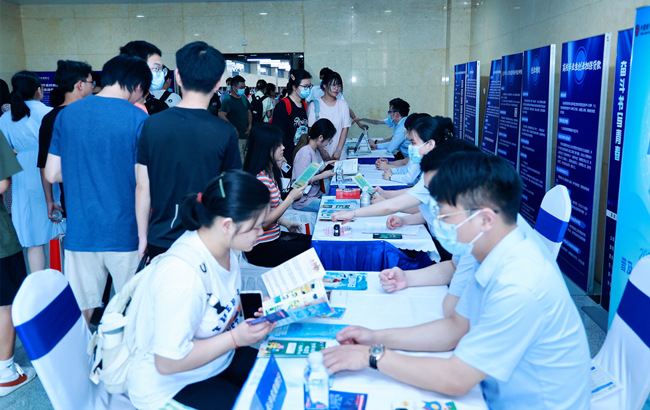 大學(xué)生現(xiàn)場咨詢創(chuàng)業(yè)政策。長沙市人社局供圖