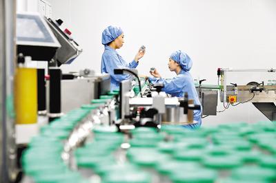 通過加大創(chuàng)新藥物研發(fā)力度，石藥集團(tuán)實(shí)現(xiàn)了傳統(tǒng)工業(yè)企業(yè)向創(chuàng)新型企業(yè)轉(zhuǎn)型。（本報(bào)資料片）