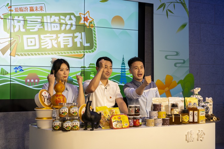 6月3日下午，在臨汾原產地商品體驗店，曲沃縣副縣長樊奇選對當?shù)氐霓r特產品、旅游景點進行了推介代言。鄭遠飛攝