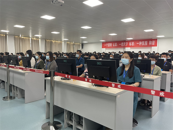閱卷現(xiàn)場。公雪 攝