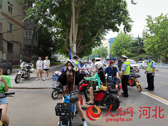 石家莊交警在查處非機(jī)動(dòng)車違章。人民網(wǎng)祝龍超攝