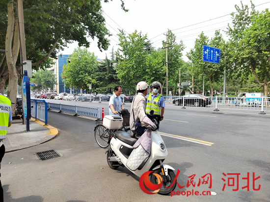 石家莊交警在查處非機(jī)動(dòng)車違章。人民網(wǎng)祝龍超攝