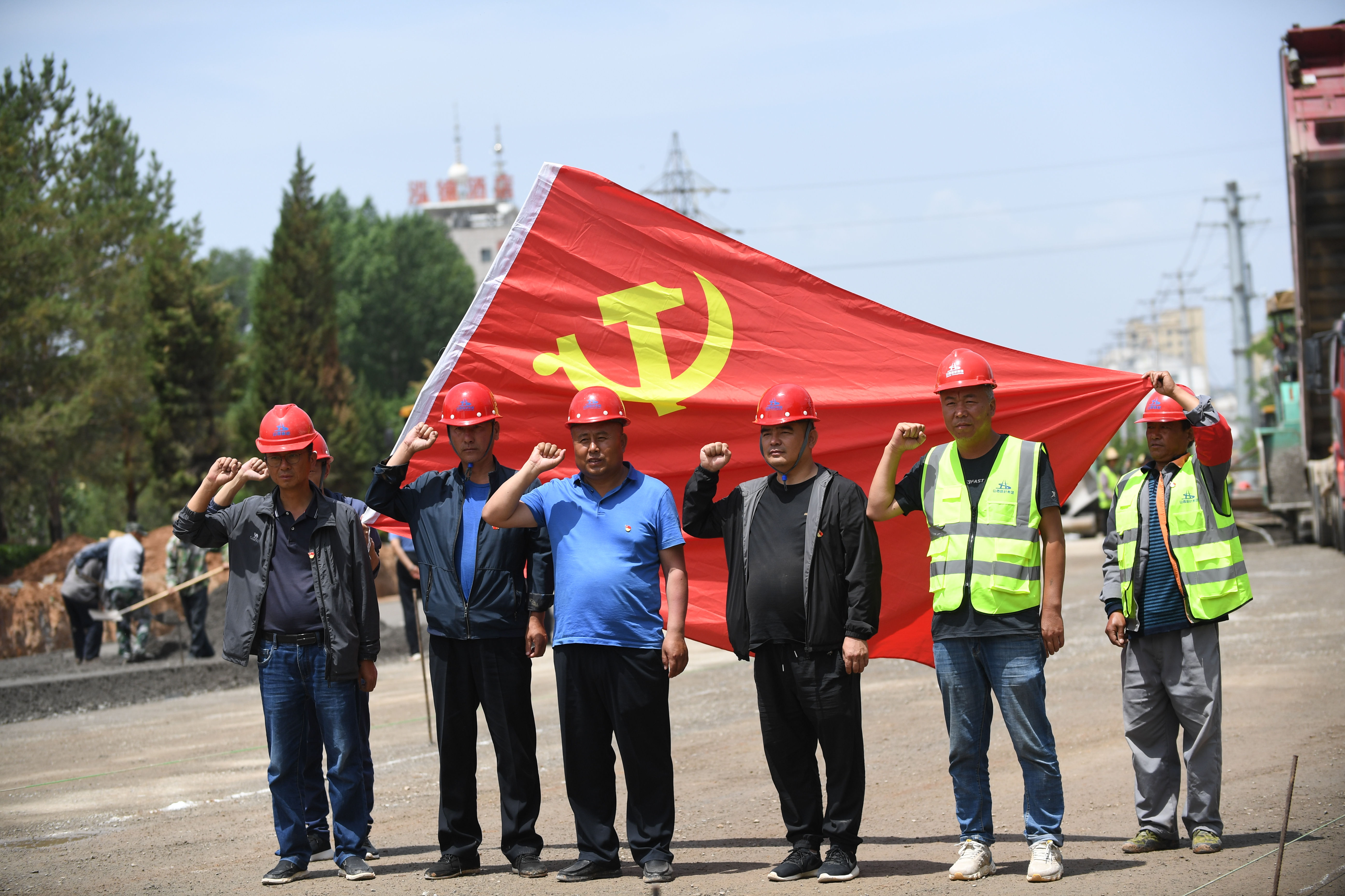 路橋工人在黨旗下宣誓。圖片由路橋公司提供