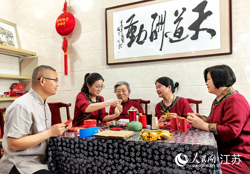 王秀英老人指導孫女制作香包。人民網(wǎng) 閆峰攝