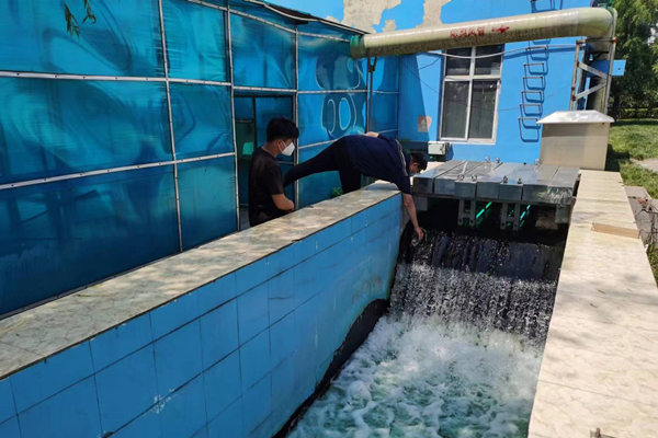 邯鄲市雞澤縣藍(lán)天污水處理廠員工正在出水口進(jìn)行水質(zhì)檢測(cè)。鄭佳欣攝