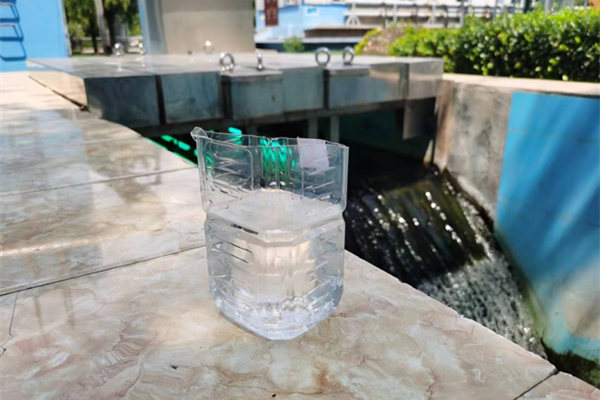 在邯鄲市雞澤縣藍(lán)天污水處理廠，污水經(jīng)過處理后清澈透明。鄭佳欣攝
