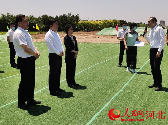 觀摩團(tuán)現(xiàn)場了解項(xiàng)目建設(shè)情況。人民網(wǎng) 張繼航攝