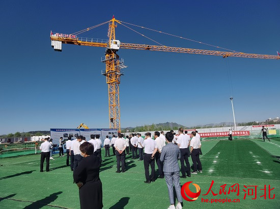 觀摩團(tuán)走進(jìn)塔吊林立的項(xiàng)目現(xiàn)場。人民網(wǎng)張繼航攝