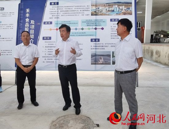 黨曉龍?jiān)诤特S項(xiàng)目現(xiàn)場鼓勵(lì)大家以商招商。 人民網(wǎng) 張繼航攝