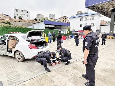 圖為民警對(duì)重點(diǎn)車輛是否攜帶毒品進(jìn)行檢查。省禁毒委供圖
