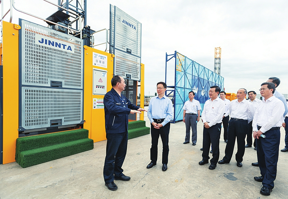 六月二十八日，中共中央政治局常委、國務院副總理韓正到山西太原調研，主持召開煤炭清潔高效利用專題座談會并講話。這是韓正走進山西建筑產業(yè)現(xiàn)代化瀟河園區(qū)，察看綠色智能建筑裝備制造基地建設情況。新華社記者翟健嵐攝