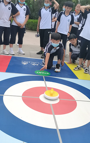 河北省威縣第四小學(xué)學(xué)生練習(xí)陸地冰壺動作。 趙國華攝