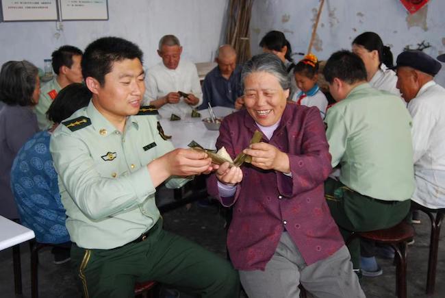 趙德恒與孤寡老人共度端午佳節(jié) 。 濱州市公安局海岸警察支隊岔尖派出所供圖