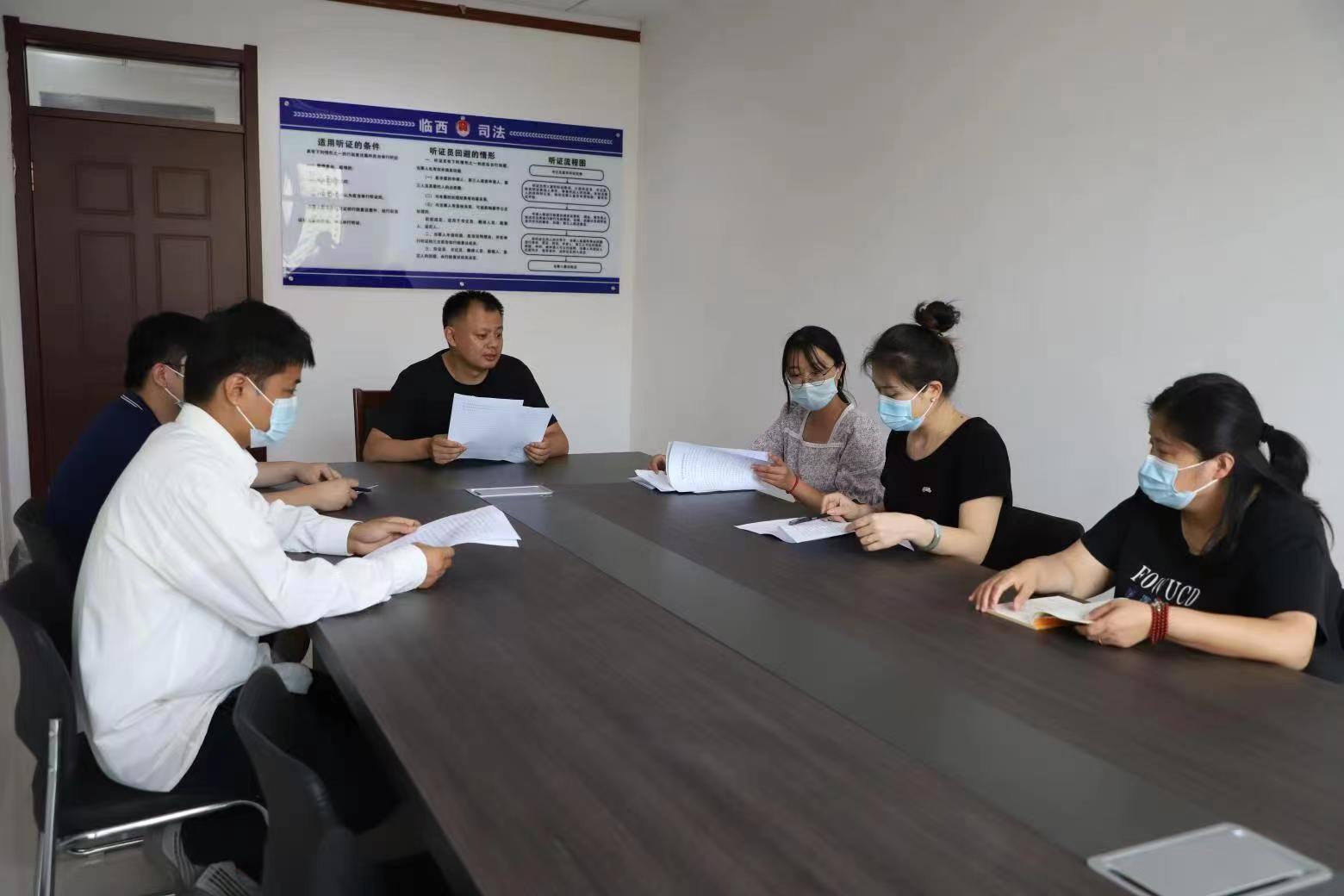 邢臺(tái)市臨西縣司法局工作人員在行政復(fù)議聽(tīng)證室對(duì)行政復(fù)議事項(xiàng)開(kāi)展聽(tīng)證問(wèn)詢。 孟凡儒攝