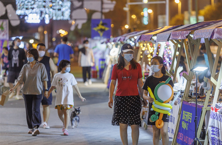 青年無限宇宙潮動市集匯聚眾多文創(chuàng)產(chǎn)品，豐富市民夜生活。王英浩攝
