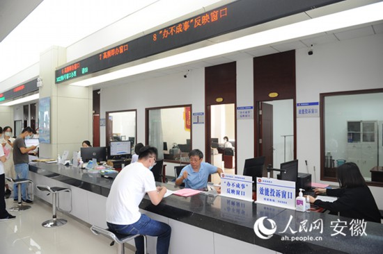 市民向“辦不成事”反映窗口工作人員咨詢。人民網(wǎng) 胡雨松攝