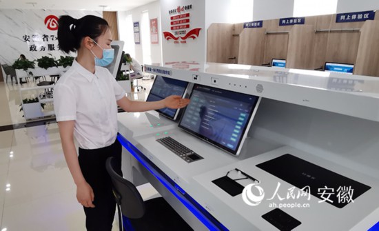 工作人員介紹自助系統(tǒng)的功能和使用方法。人民網(wǎng) 胡雨松攝