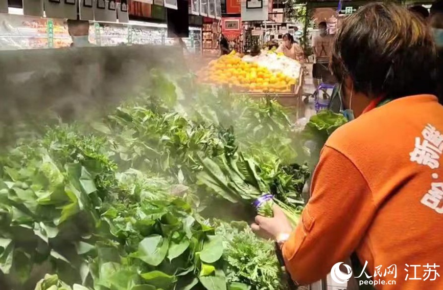 在大潤(rùn)發(fā)長(zhǎng)江北路店里，果蔬、肉蛋等生活必需品種類齊全，供應(yīng)充足，市民正有序選購(gòu)。無錫市委網(wǎng)信辦供圖
