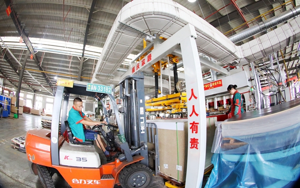 沭陽縣一公司車間內(nèi)一派緊張有序的繁忙景象。沭陽縣委宣傳部供圖