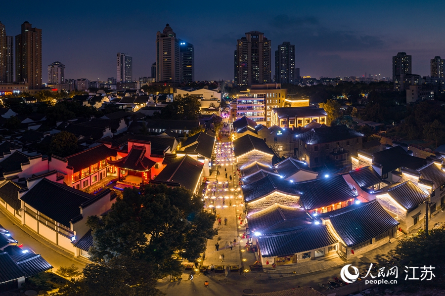 熙南里歷史文化休閑街區(qū)夜景。熙熙攝