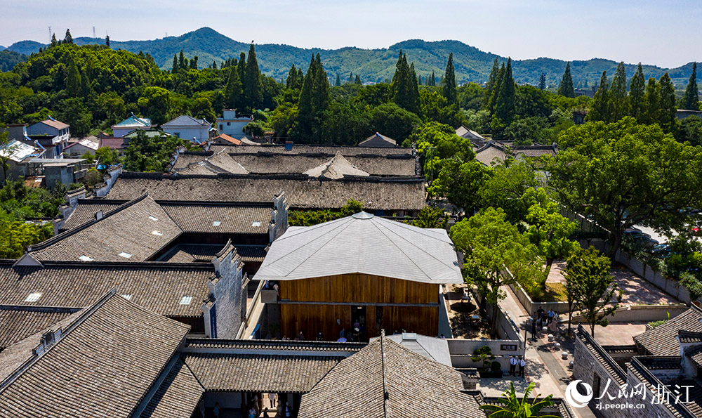 7月23日，空中俯瞰位于寧波市江北區(qū)慈城鎮(zhèn)的抱珠樓。人民網(wǎng) 章勇濤攝