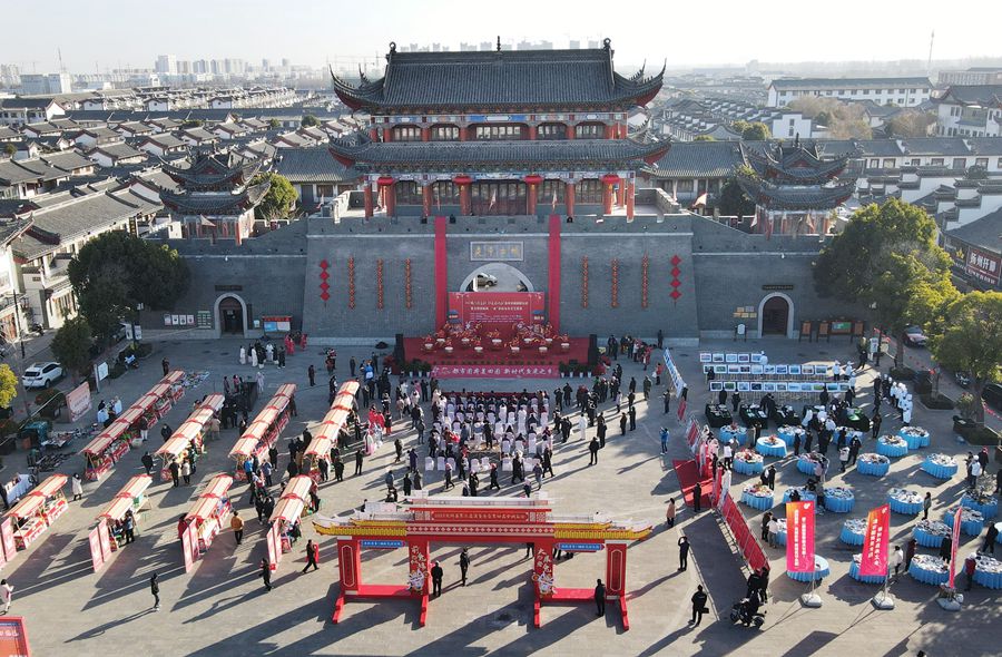 城門掛春聯(lián)，金湖沖刺“開門紅”。陳義寶攝