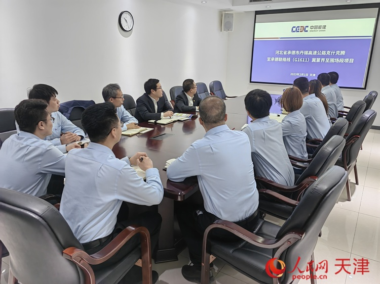 近日，中能建路橋工程有限公司領(lǐng)導(dǎo)班子成員與員工開會(huì)討論，如何根據(jù)今年的項(xiàng)目招聘合適的優(yōu)秀人才。  人民網(wǎng) 孫翼飛攝