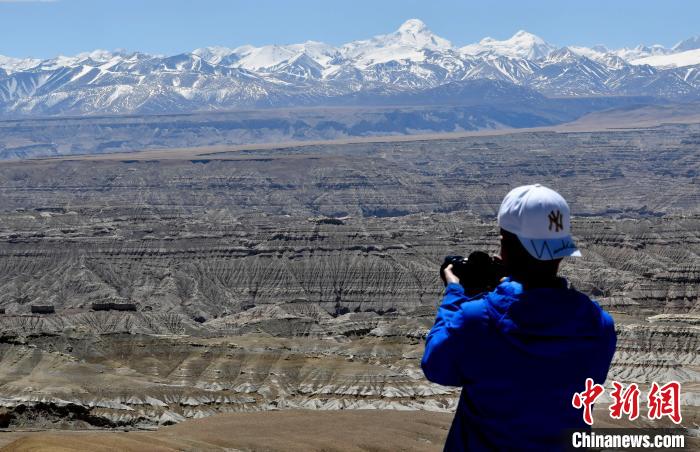 4月5日，游客在觀景臺(tái)拍攝札達(dá)土林?！±盍?攝