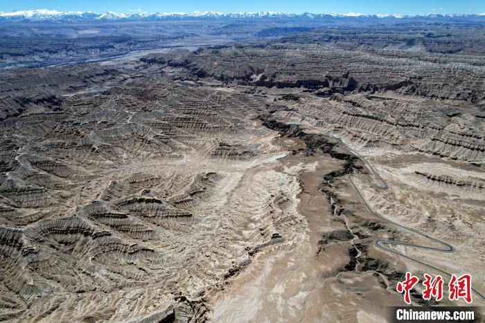 4月5日，西藏阿里札達(dá)土林。(無(wú)人機(jī)照片) 李林 攝