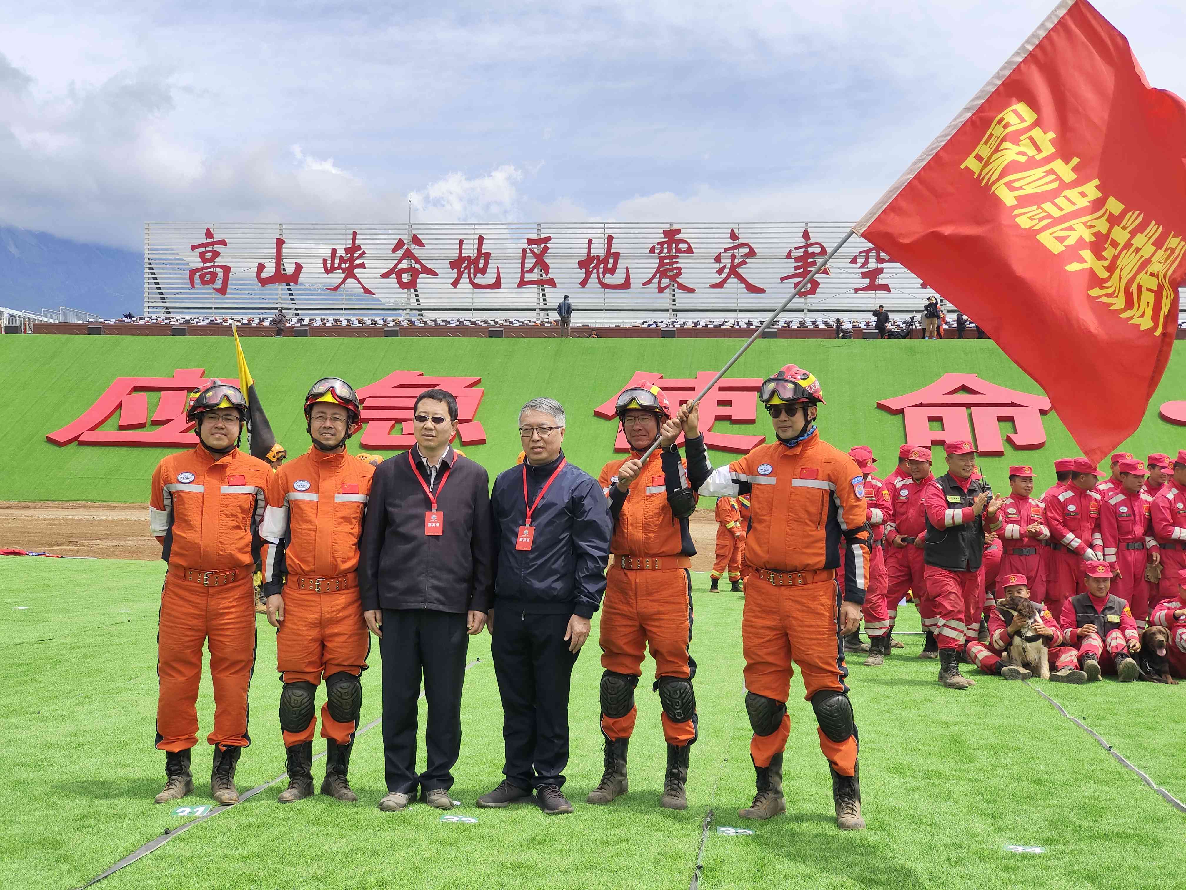 呂國(guó)忠以總領(lǐng)隊(duì)身份，帶領(lǐng)國(guó)家應(yīng)急醫(yī)學(xué)救援隊(duì)演練。受訪者供圖