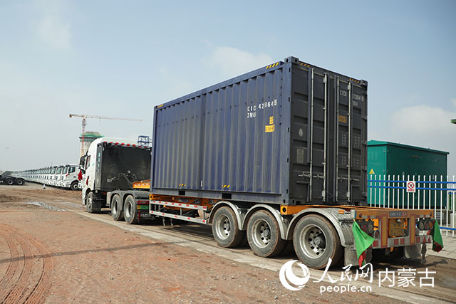 新能源重卡采用集裝箱運(yùn)輸。人民網(wǎng)記者 趙夢月攝