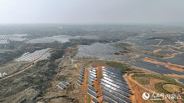 伊金霍洛旗天驕綠能50萬千瓦采煤沉陷區(qū)生態(tài)治理光伏發(fā)電示范項(xiàng)目。人民網(wǎng) 孟佳澍攝