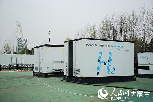 鄂爾多斯碳中和研究院內(nèi)的制氫設(shè)備。人民網(wǎng)記者 趙夢月攝