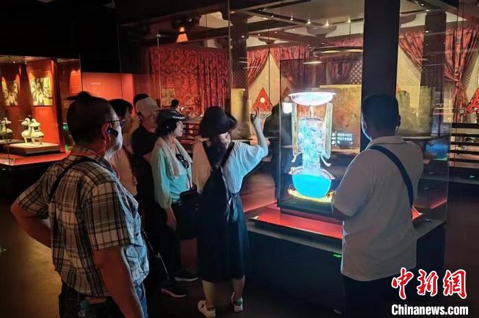 圖為臺灣新北市永和區(qū)里長聯(lián)誼會江西參訪團一行在南昌漢代?；韬顕z址博物館內參觀展出的珍貴文物。　駱小龍 攝