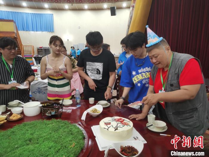 圖為內(nèi)蒙古臺(tái)辦為臺(tái)胞過生日?！±類燮?攝