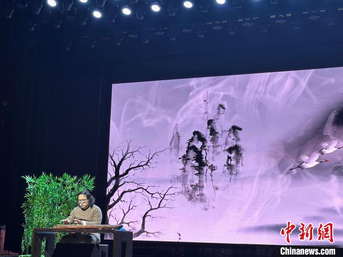 閩派古琴名家陳志強演奏一曲《流水》?！堺惥?攝