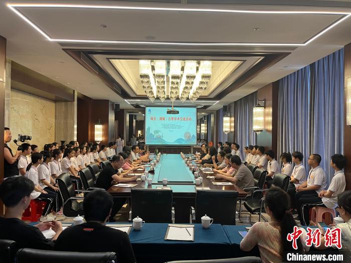 閩臺古琴技藝培訓(xùn)交流活動同步舉行。　葉國寶 攝