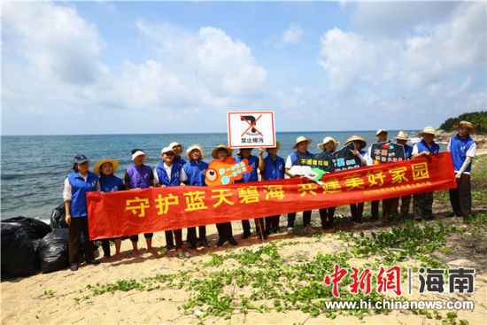 環(huán)保志愿者呼吁停止隨地扔垃圾、破壞環(huán)境等不文明行為。