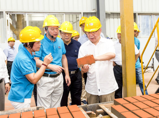 2019年6月21日下午，省長(zhǎng)沈曉明在三亞建筑廢棄物綜合利用廠，查看用建筑廢棄物綜合處理后制成的再生水泥磚。海南日?qǐng)?bào)記者 宋國(guó)強(qiáng) 攝